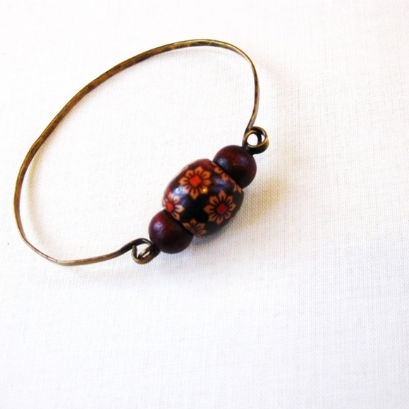 Hammered Antique Brass Vintage Floral Wood Bead Bangle Bracelet - Picture 4 of 4